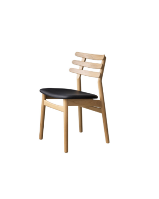 FDB Møbler J48 tuoli, lakattu tammi/musta nahka