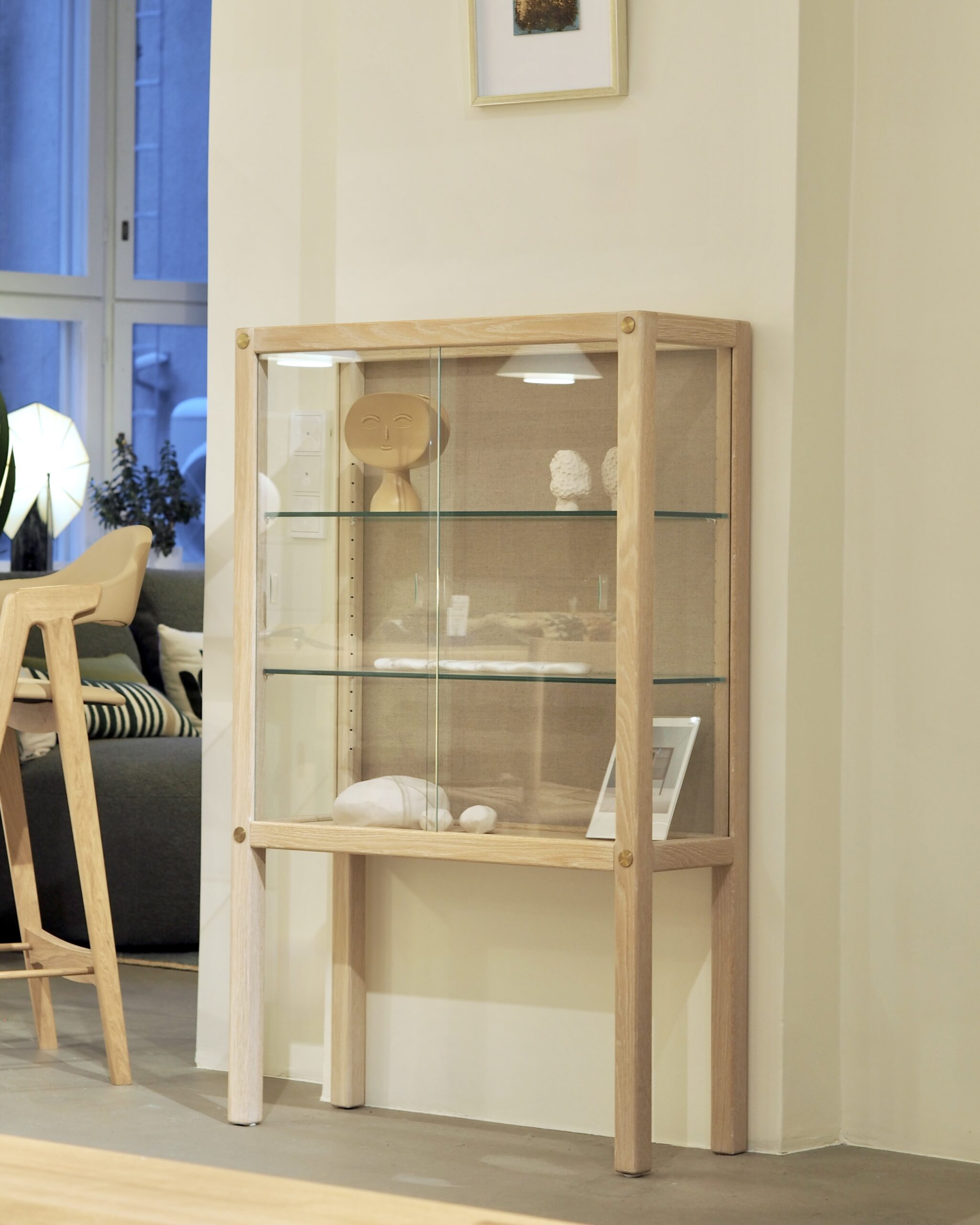 Näyttely vitriini, valkovahattu tammi