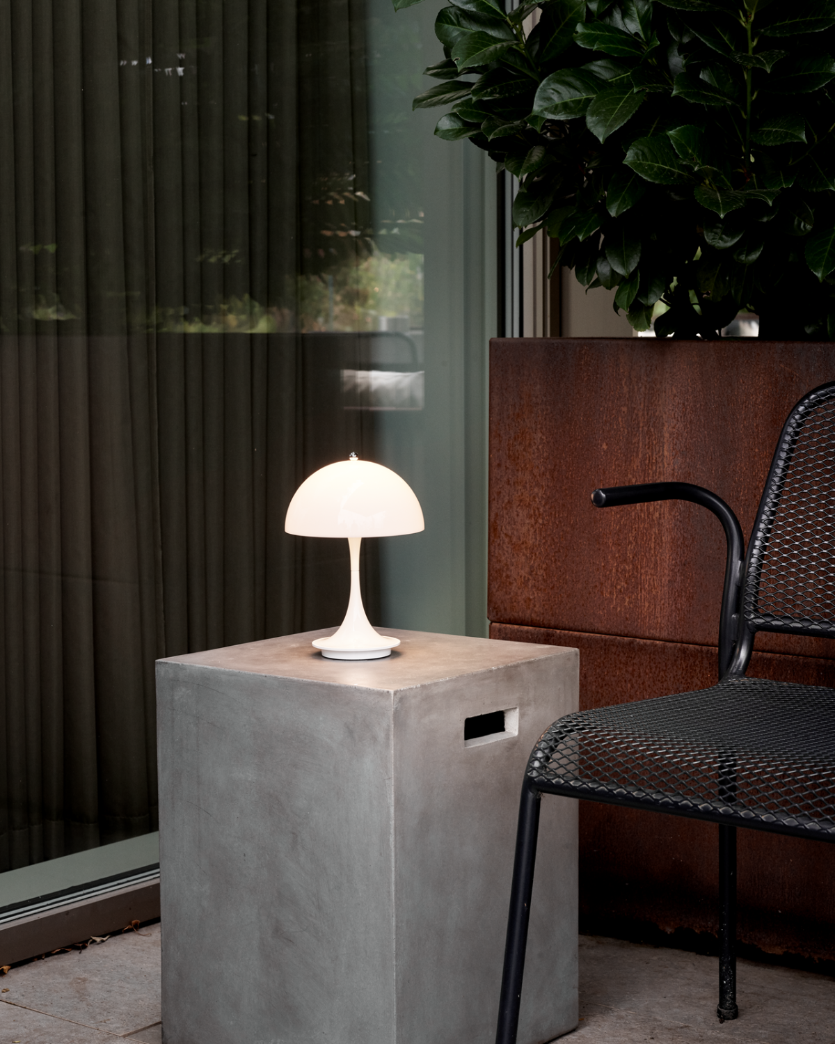 Panthella 160 Portable ladattava pöytävalaisin, opaali valkoinen - Image 5