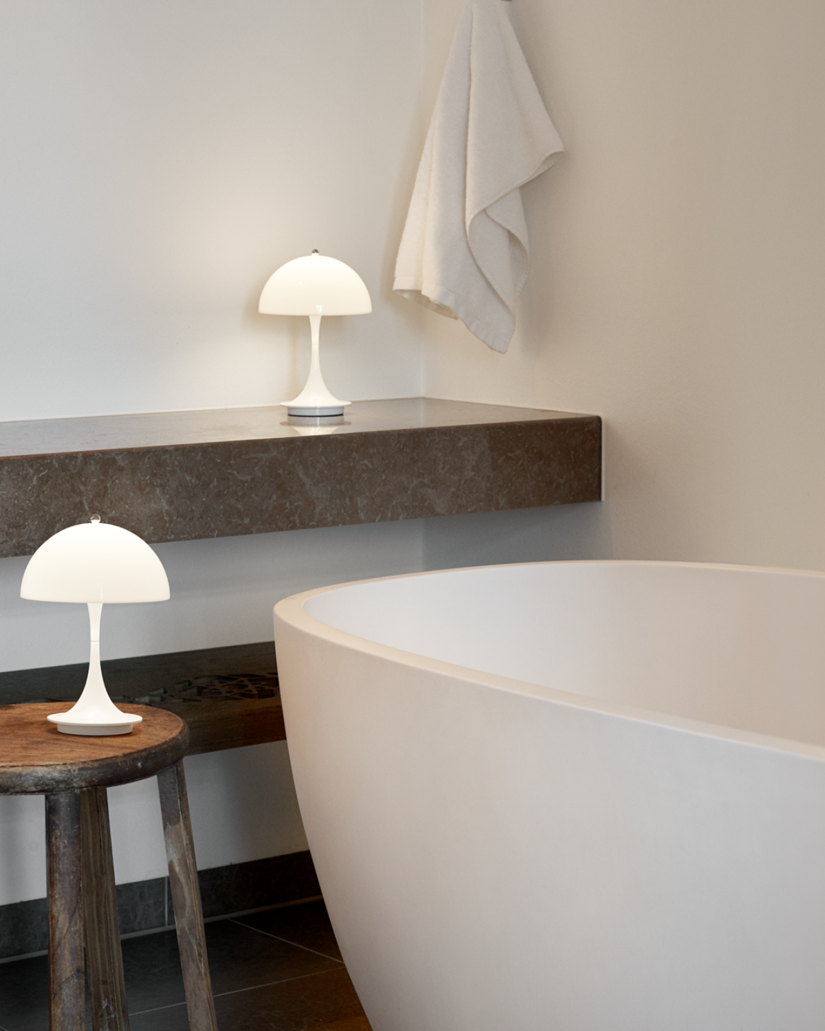 Panthella 160 Portable ladattava pöytävalaisin, opaali valkoinen - Image 4