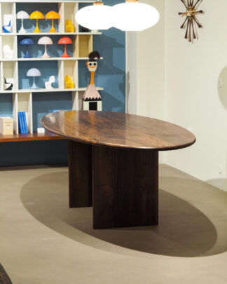 Ovaali ruokapöytä, pähkinä